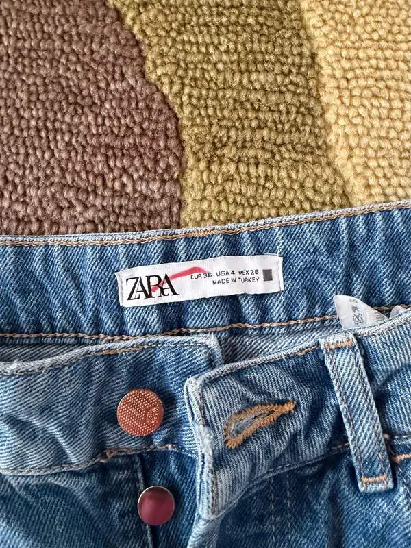 Zara Women High Rise Mom Jeans Denim Distressed Frayed Women’s Size 4 Runs Small - Image 4