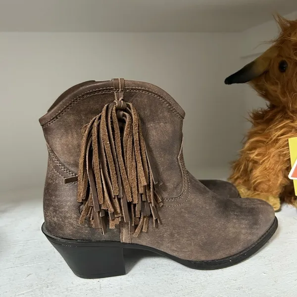 Ariat Distressed Brown Fringe Ankle Booties NWOT - Image 5