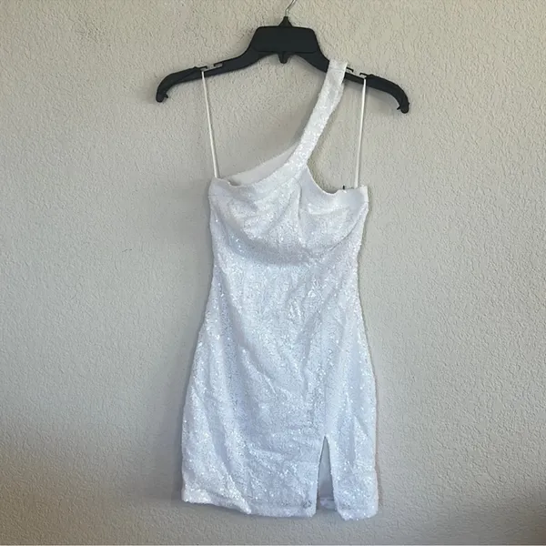 Superdown Cicely Mini Dress in White one shoulder - Image 4