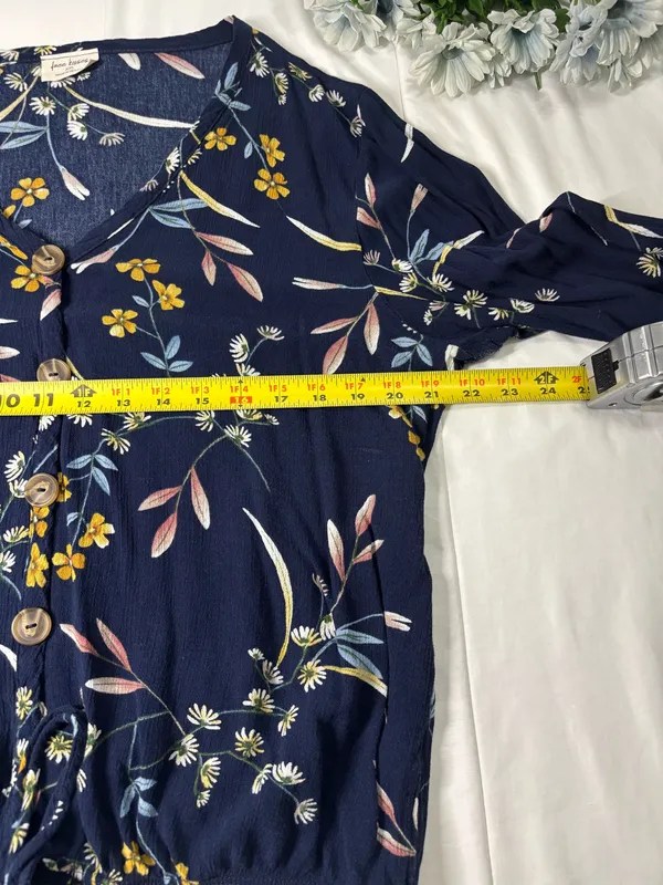 Free Kisses Navy Floral Button Front Blouse Boho Tie Hem Top Fit like a Size L - Image 3