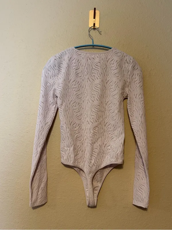 Aritzia Babaton Shapelace Crew Longsleeve Bodysuit Lavender Size Small‎ - Image 4