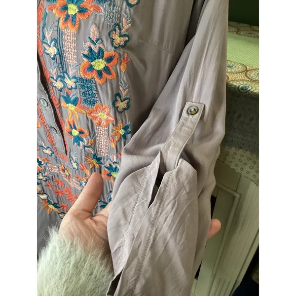 Luna Moon Womens Gray Embroidered Floral‎ Tunic Blouse Roll Tab Sleeve Medium - Image 4