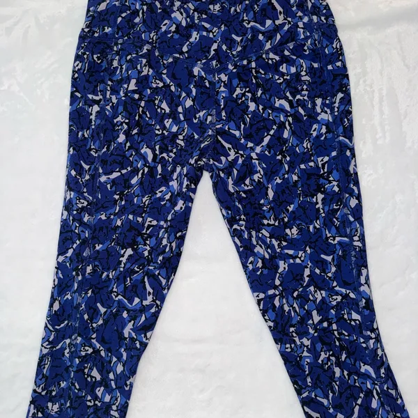 Nike Legend 2.0 Dri-FIT Printed Capri leggings featuring a blue quake pattern - Image 3