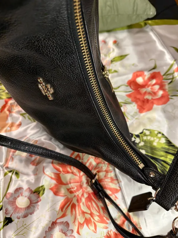 Coach Black Leather Shoulder Bag with Gold Hardware - Image 9