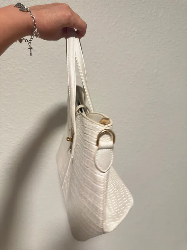 Elegant Cream Crocodile-Embossed Handbag - Image 4