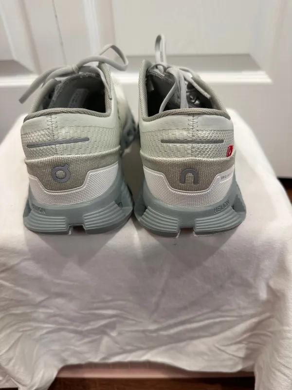 On Cloudstratus Running Shoes Light Gray Size  7.5 - Image 4