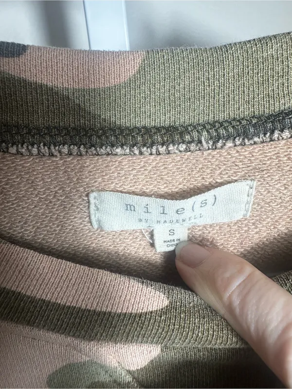 P167. mile(s) by Madewell Camo Crewneck Sweatshirt - Olive & Tan small - Image 2