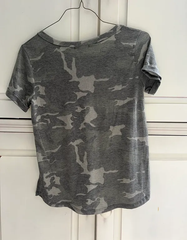 Emory Park Camo Short Sleeve T-Shirt V-Neck Small - Image 2