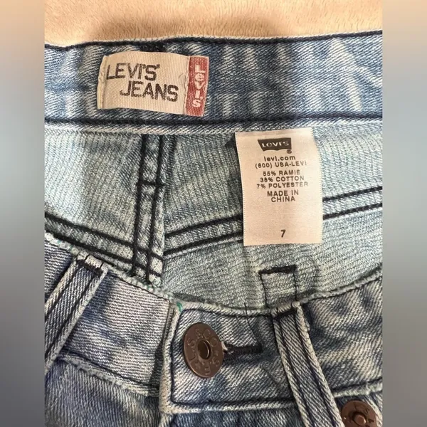 Levi’s cropped blue jeans, size 7 - Image 4