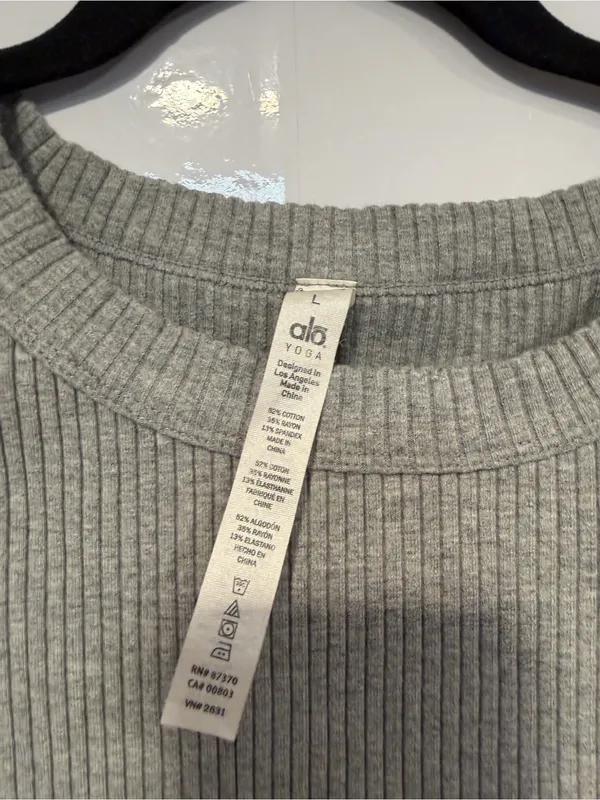 Alo Yoga Cropped Ribbed Long-Sleeve Top - Light Gray‎ - Image 2