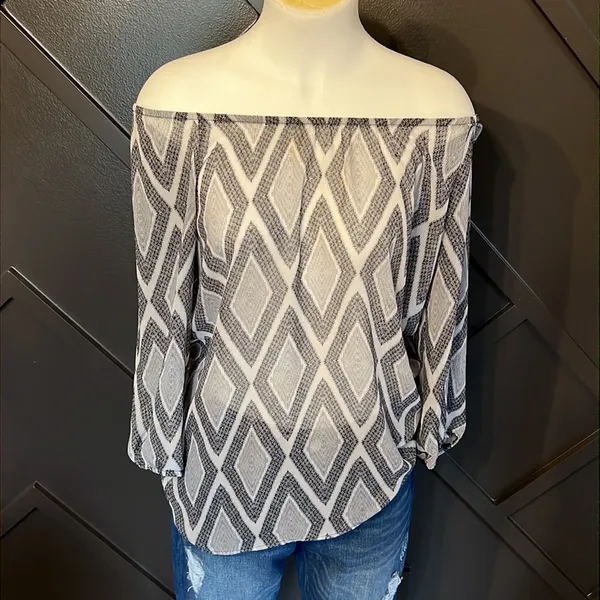 AB STUDIO Off Shoulder Top Size Medium - Image 2
