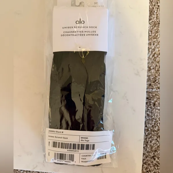 NWT Alo unisex scrunch socks in black size medium - Image 2