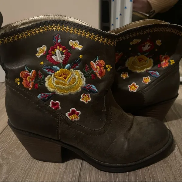 Floral mini cowboy boots Size 6 - Image 2
