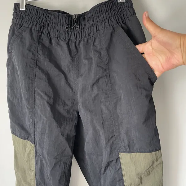 Nike Women's City Utility Zip Cuff Track Pants Athletic Black Green Size Medium - Image 4