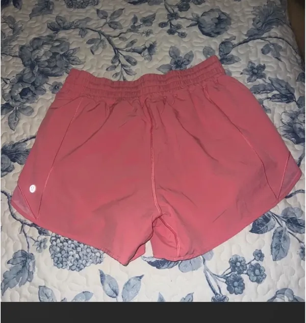 Lululemon Shorts Hotty Hot High-Rise 4" - Image 2