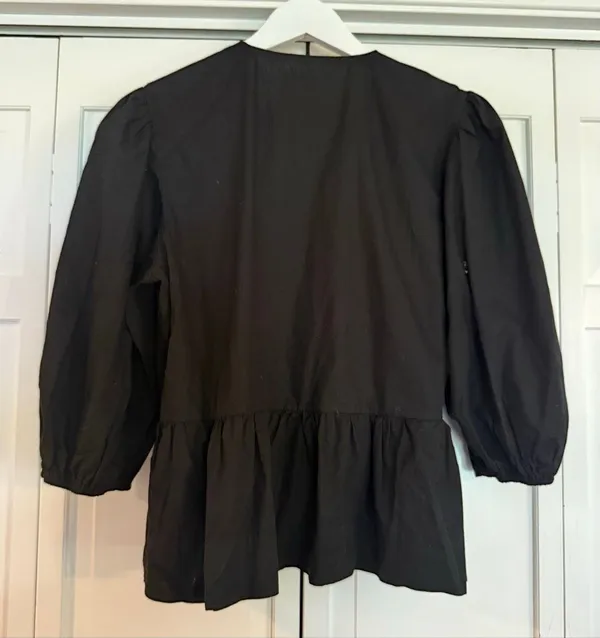 Amazon black tie front puff sleeve blouse size M - Image 5