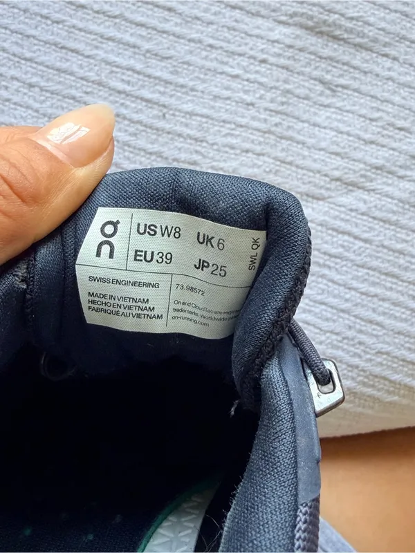On Clouds Women's Athletic Shoes Size 8 Blue - Image 9