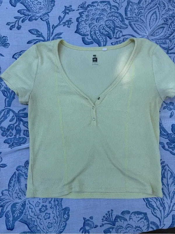 Me to We Pale Yellow Ribbed Henley Crop Top size S Small - Image 4