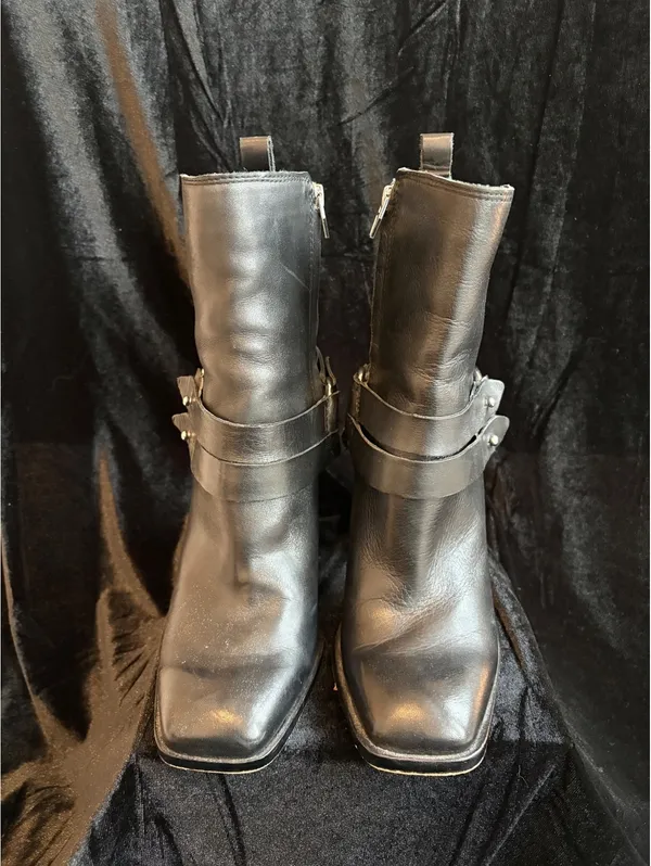 Dolce Vita Black Leather Ankle Boots Size 8 with Block Heel and Side Zipper - Image 2