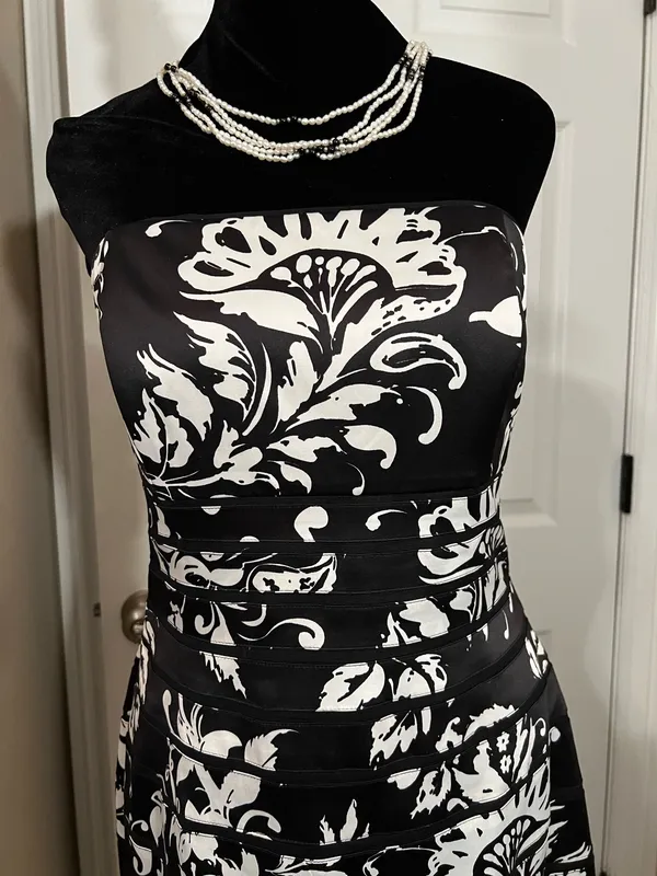 White House | Black Market Floral strapless fancy wedding guest dress - Image 2