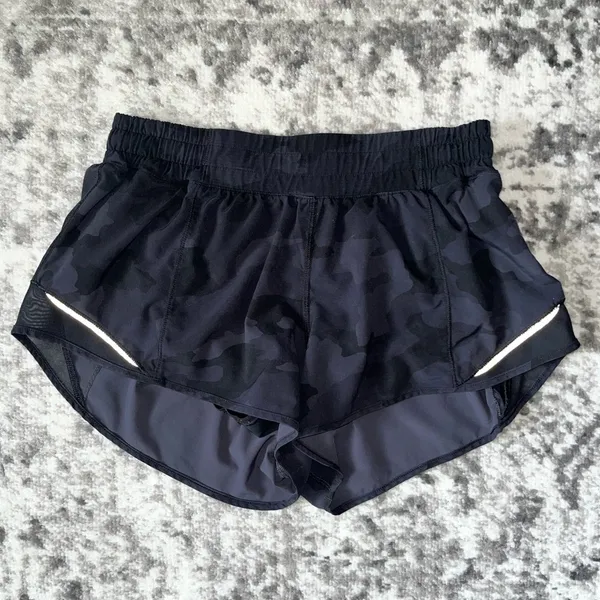Lululemon Hotty Hot Short II *2.5" - Image 3
