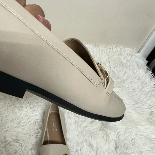 Alfani Women's Cream Loafers with Gold Chain Brand New no box - Image 9