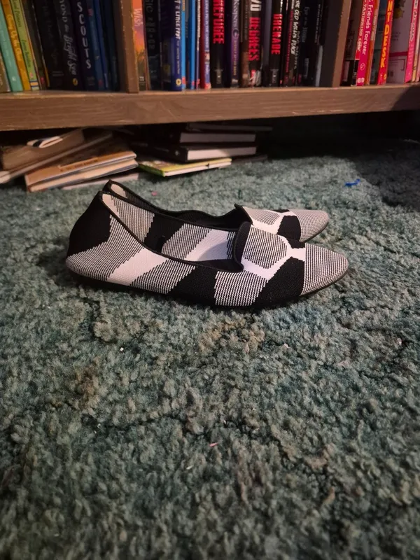 Skechers Cleo Flats Size 8 - Image 4