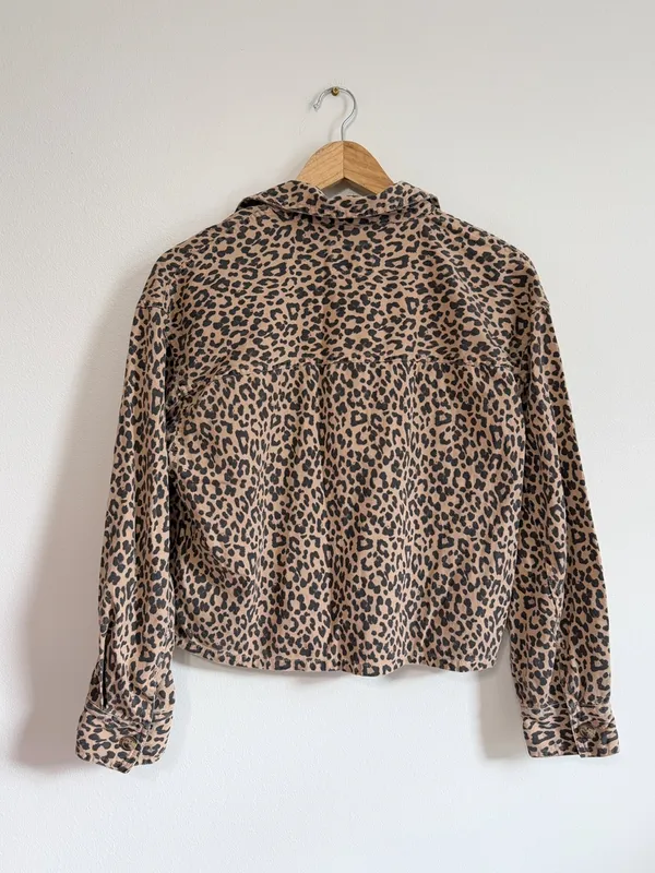 American Eagle Leopard Print Crop Denim Jacket Size Medium Cheetah Pockets - Image 4