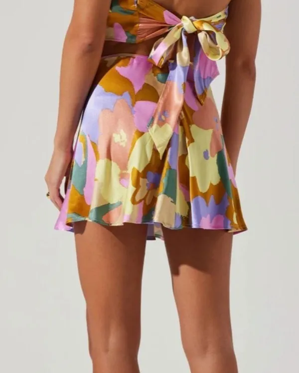 ASTR Dana Mini Skirt In Floral Satin - Image 3