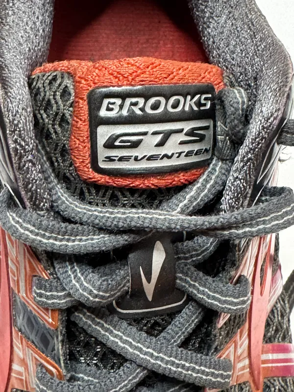 Brooks GTS 17 Size 7 Running Shoes - Image 10