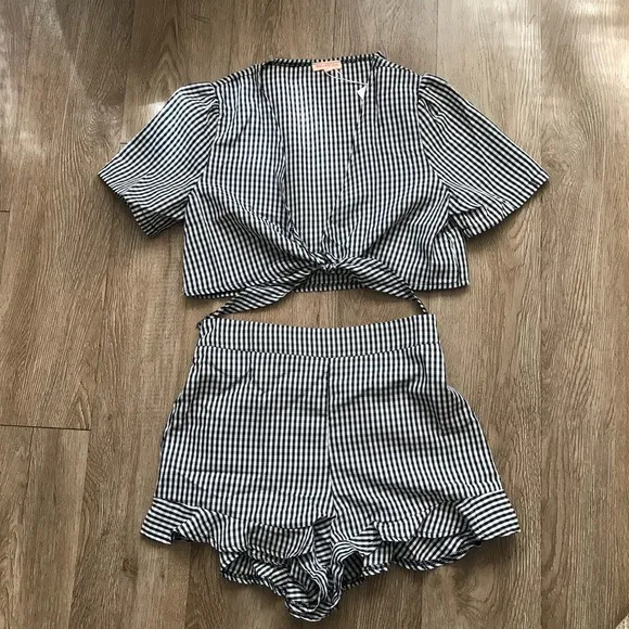 Gingham Two piece Set Tie top and ruffle shorts - Image 5