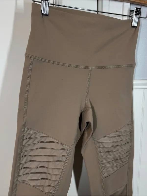 ALO YOGA MOTO LEGGING‎ neutral Gravel taupe size xs - Image 4