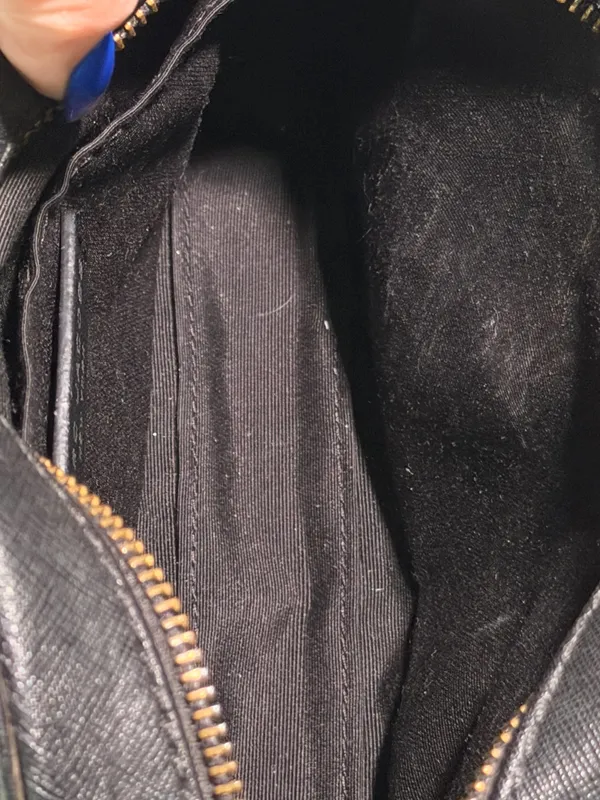 Marc Jacob’s Black crossbody bag with gold hardware - Image 7