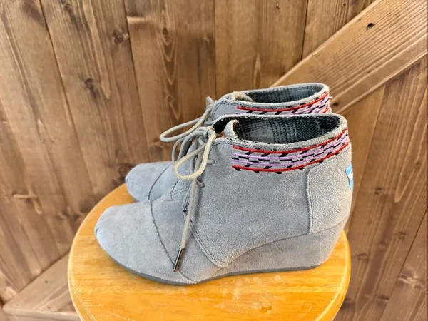 TOMS Women’s 6.5 Gray Suede Wedge Ankle Booties Lace Up Embroidered - Image 3
