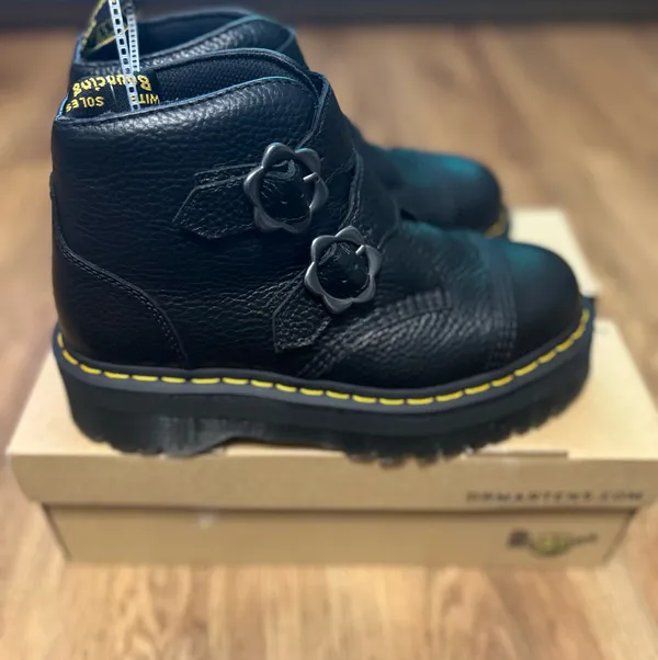 DR MARTENS Devon flower buckle black leather platform boots shoes women’s 9 nee - Image 7