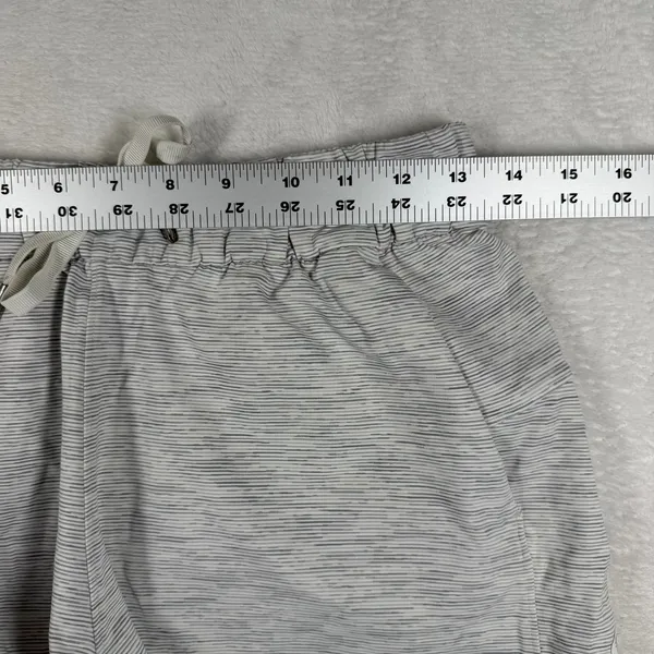 lululemon On The Fly Short 2.5 Space Dye Grey White Drawstring Pockets Size 6 - Image 3