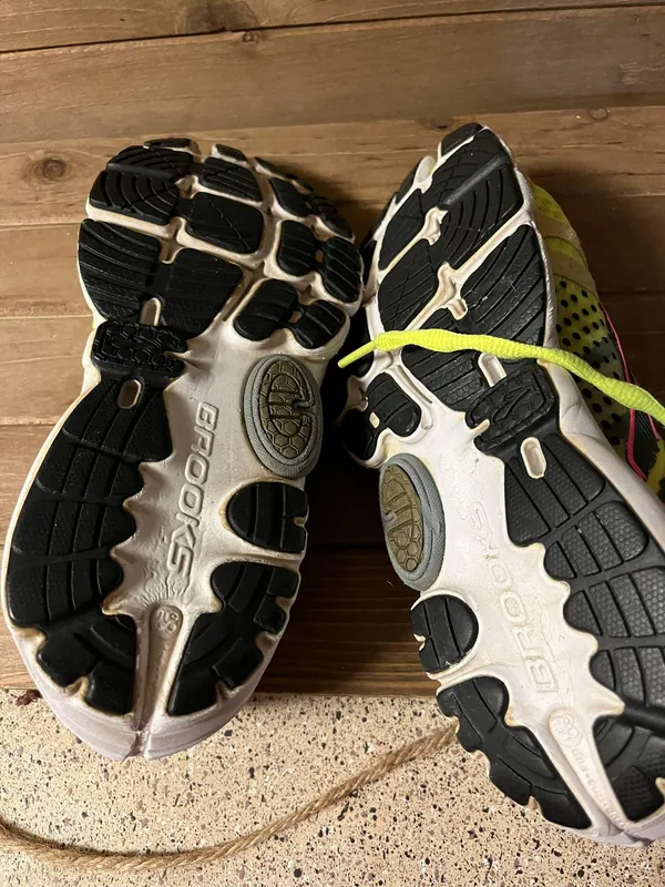 Brooks cadence neon yellow running shoes size 8 - Image 8