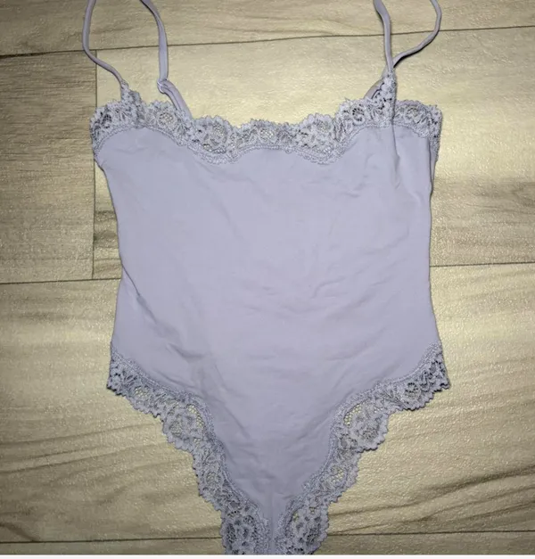 Skims fits everybody lace cami bodysuit Color jupiter - Image 2