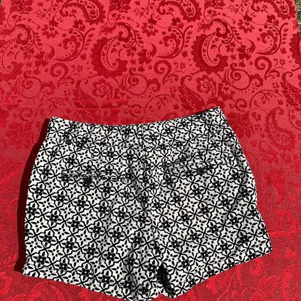 House Of CB Established 1962 black‎ & white geometric shorts size 6 - Image 4