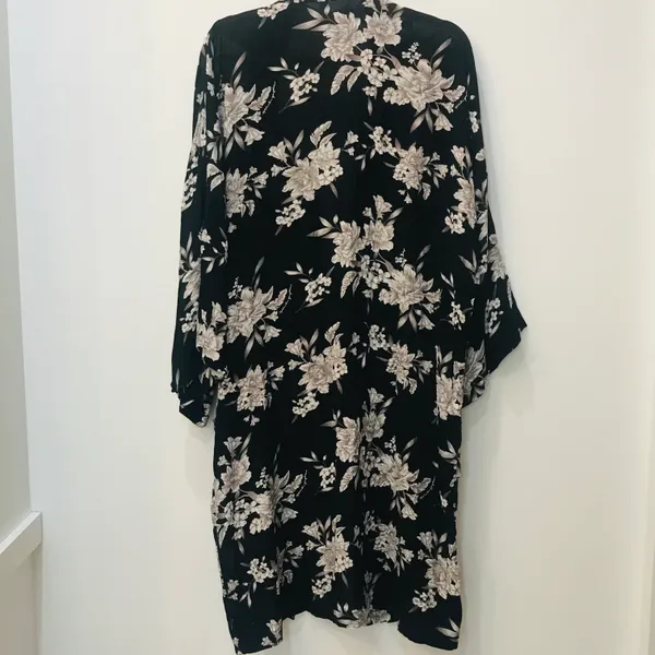 Spiritual Gangster Maya Kimono Floral FabFitFun One Size Black. - Image 4