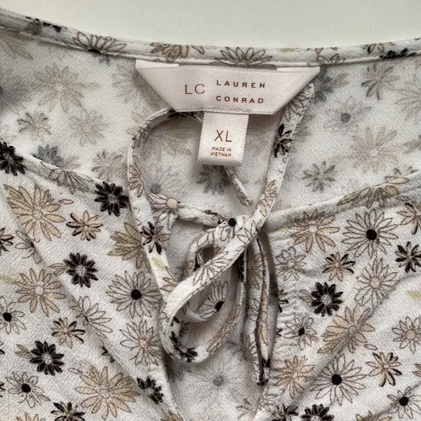 LC Lauren Conrad daisy print flutter sleeve peasant blouse, size XL - Image 3