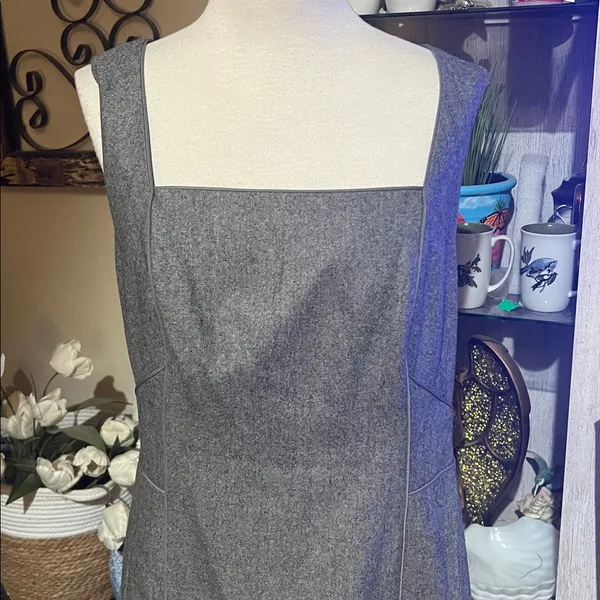 Banana Republic gray sheath dress with square neckline size 14 Wool dress - Image 2
