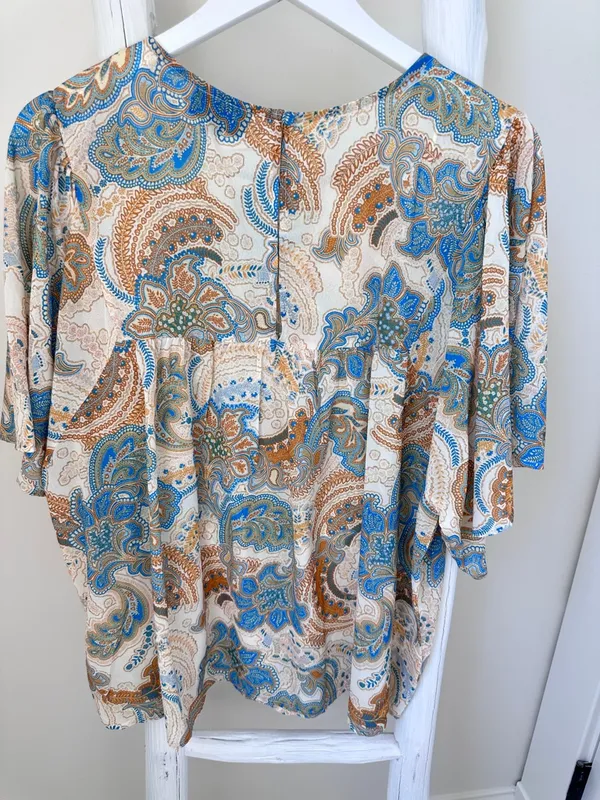 Vici Paisley Short Flutter Sleeve Top in Cream, Blue & Tan - Image 3