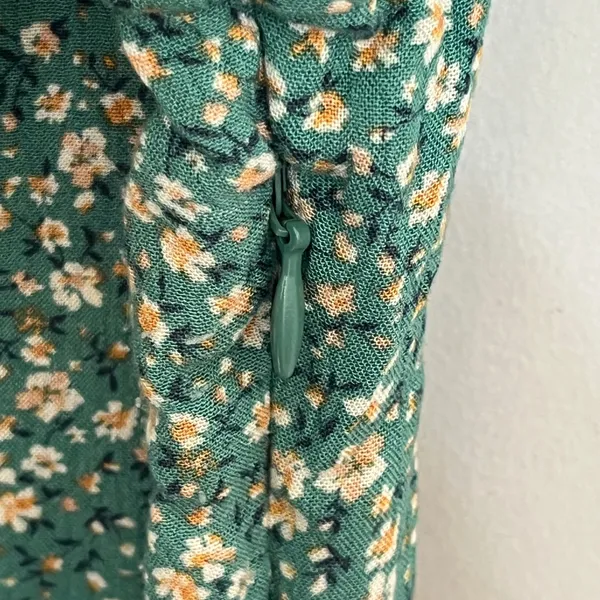 American‎ Eagle Green Floral Romper Smocked Back Tie Waist Short Sleeve Medium - Image 8