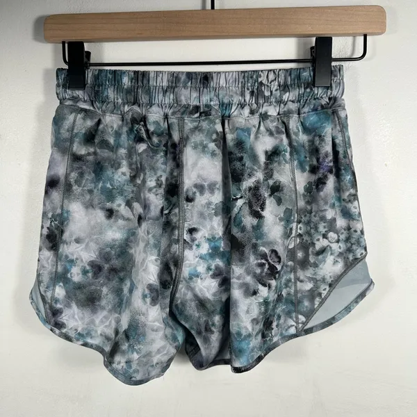 Lululemon Hotty Hot‎ Low-Rise Lined Short 4” Kaleidofloral Blue Cast Size 4 Tall - Image 4