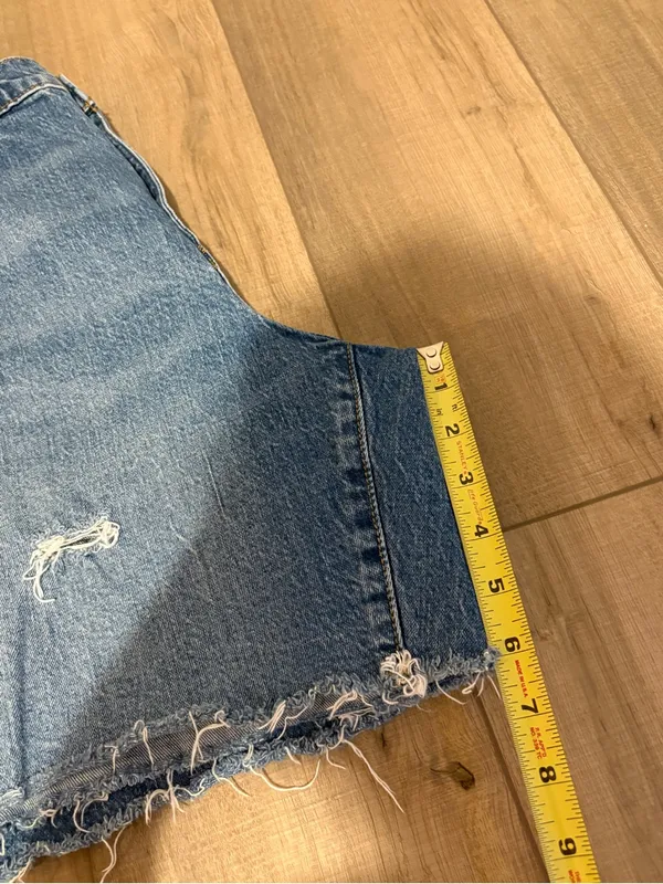 Universal Threads Vintage Bermuda distressed denim shorts light wash size 10/30R - Image 9