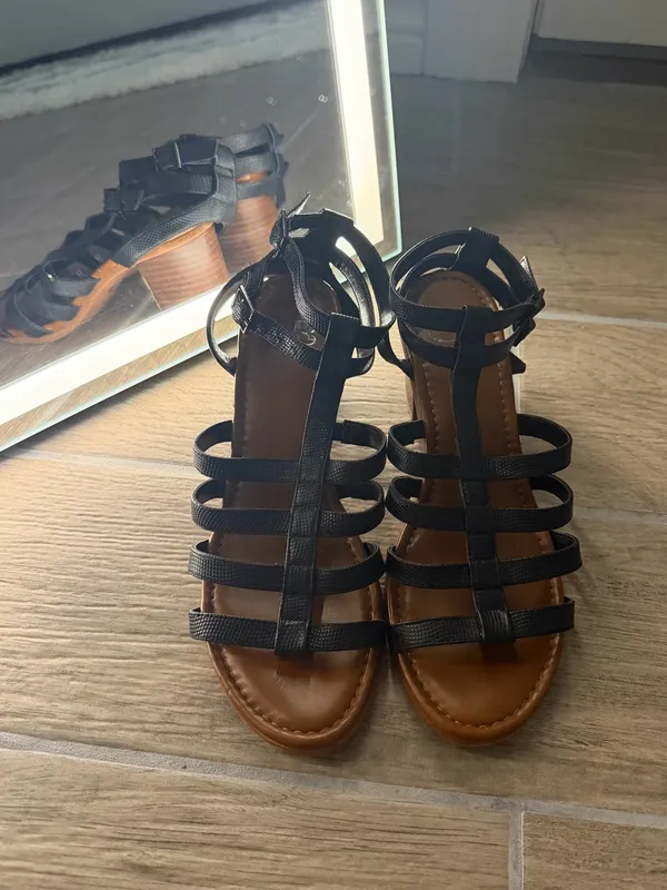 Gianni Bini Black Strappy Block Heel Sandals - Image 2