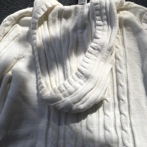 Pretty white hooded sweater Size L - Image 3