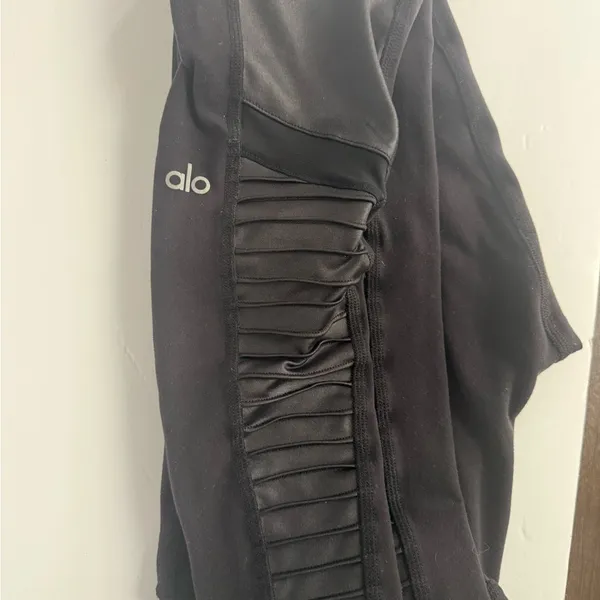 Alo Black Moto-Style Leggings with Ribbed Panels - Image 4