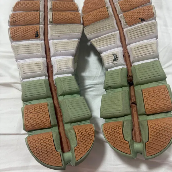 ON Running Shoes with Peach and Mint Accents - Image 3